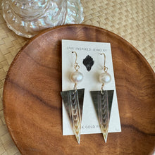 Load image into Gallery viewer, MOP spear earrings w/pearls
