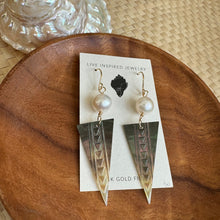 Load image into Gallery viewer, MOP spear earrings w/pearls
