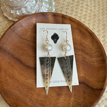 Load image into Gallery viewer, MOP spear earrings w/pearls
