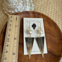 Load image into Gallery viewer, MOP spear earrings w/pearls
