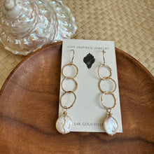 Load image into Gallery viewer, Tripple infinity earrings with coin pearls
