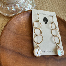 Load image into Gallery viewer, Tripple infinity earrings with coin pearls
