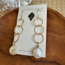 Load image into Gallery viewer, Tripple infinity earrings with coin pearls
