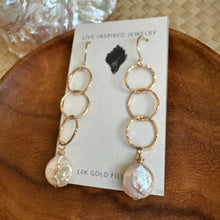 Load image into Gallery viewer, Tripple infinity earrings with coin pearls
