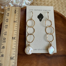 Load image into Gallery viewer, Tripple infinity earrings with coin pearls

