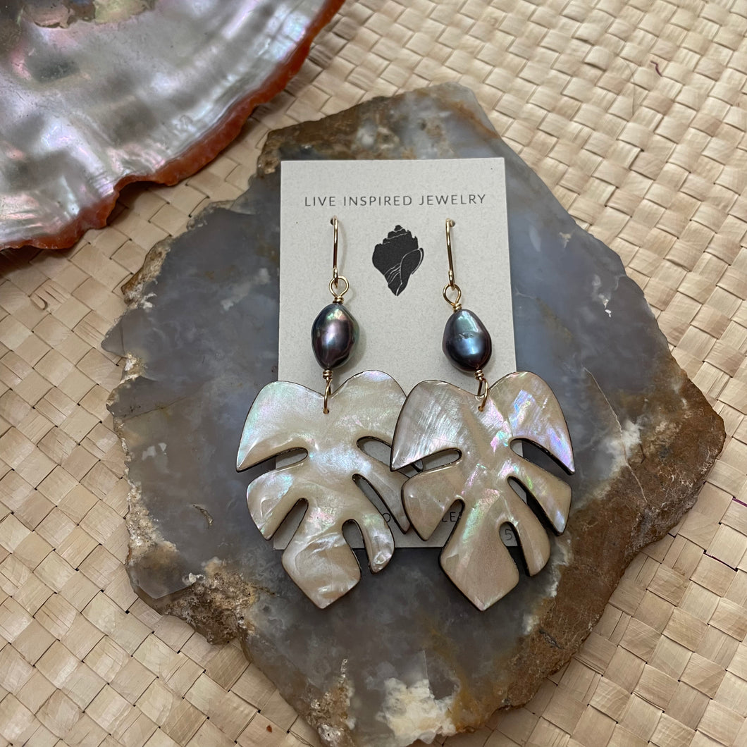 Monstera with blue freshwater pearls (white MOP)