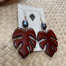 Load image into Gallery viewer, Monstera with blue/purple pearls (padauk wood)
