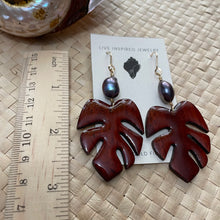 Load image into Gallery viewer, Monstera with blue/purple pearls (padauk wood)
