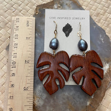 Load image into Gallery viewer, Monstera with blue pearls (mahogany wood)
