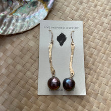 Load image into Gallery viewer, Hammered bar earrings with edison pearls
