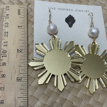 Load image into Gallery viewer, Sun earrings with freshwater pearls (white)
