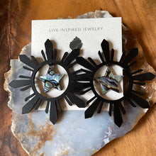 Load image into Gallery viewer, Sun earrings with abalone stars (black)
