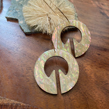 Load image into Gallery viewer, Linglingo  hoops (rainbow shell)
