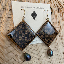 Load image into Gallery viewer, Tapa Earrings with freshwater pearls
