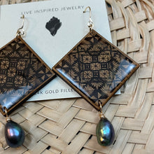 Load image into Gallery viewer, Tapa Earrings with freshwater pearls
